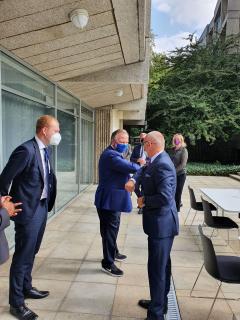 Velvyslanec Libor Sečka při uvedení britské delegace k jednání na zahradě Velvyslanectví ČR v Londýně