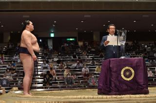 Mr. Kazumasa Kuzumura is handing over a diploma to the winner of The Grand Sumo Tournament, panu Haruo TERUNOFUDŽIMU