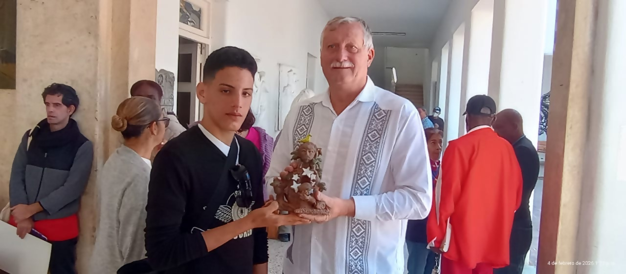 Velvyslanec přebírá terakotu od Ubera Enrique Figueredo Broceta