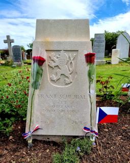 Hrob na hřbitově St. Andrew Roman Catholic Cemetery v Dumfries navštíven 15. června 2021