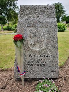 Hrob na hřbitově St. Duthus Cemetery v Tainu navštíven 13. srpna 2020