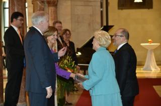 Bavorský ministerský předseda Horst Seehofer s chotí Karin Seehoferovou a generální konzul ČR v Mnichově Milan Čoupek s chotí Annou Čoupkovou 