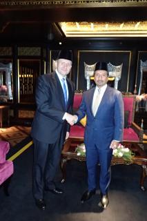  Velvyslanec Rudolf Hykl s Jeho královskou Výsostí Mizanem Zainalem Abidinem, sultánem Terengganu. 