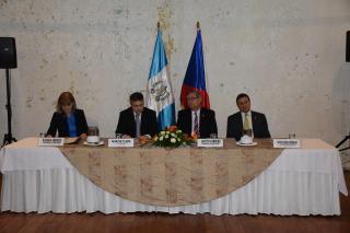    Setkání s vicepresidentem Guatemaly J. Cabrerou a ministrem zahraničních věcí Guatemaly C. Moralesem 
