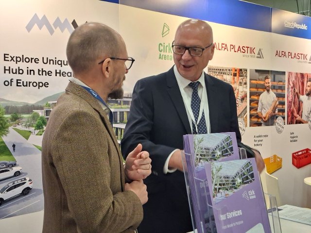 Visit by the Ambassador to the EMPACK fair, CirkArena stand