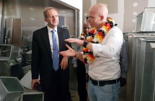   Projektový manažer Přemysl Boehm (vpravo) a velvyslanec ČR na PNG Rudolf Hykl 