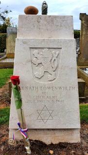 Hrob na hřbitově Witton Jewish Cemetery v Birminghamu navštíven 24. září 2020