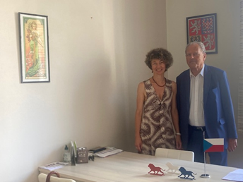 Pan Daniel Duquesne s asistentkou paní Janou Maliverney 