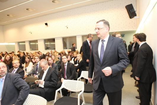 premier_petr_necas_prichazi_na_setkani