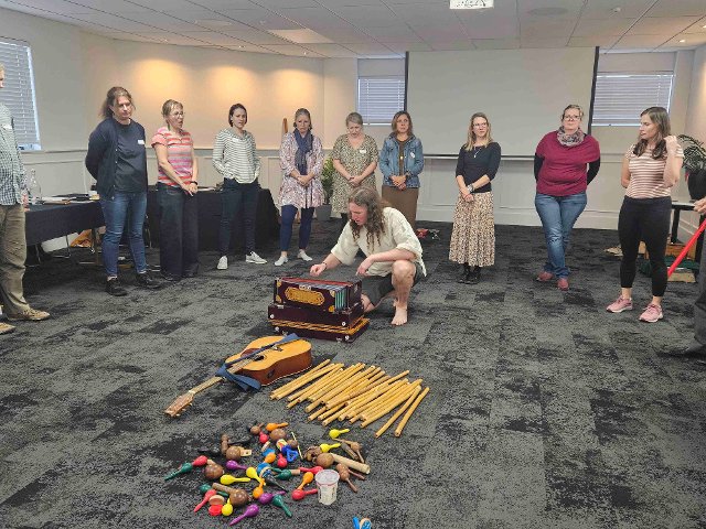 Workshop Jonáše Koukala prezentující možnosti využití hudby pro výuku češtiny a rozvoj jazykových schopností žáků.