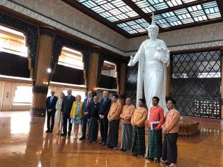 Společné foto s poslanci rangúnského regionálního parlamentu 