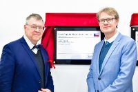 Pamětní deska znovuotevření centra