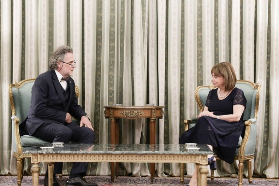 Prezidentka Řecké republiky Katerina Sakellaropoulou v rozhovoru s novým českým velvyslancem Ivo Šilhavým v Prezidentském paláci (©Presidency of the Hellenic Republic) 