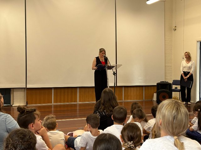 Ředitelka České a slovenské školy v Sydney Kateřina Larbalestier během svého proslovu.