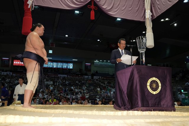 Český pohár je předán vítězi Grand Sumo turnaje v červenci v Nagoji