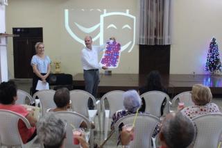 Předání plakátu na oslavu 100. výročí diplomatických vztahů mezi ČR a Kubou 