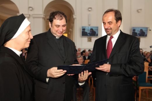 Mons. Mráz přebírá cenu