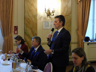 CZ PRES: pracovní snídaně výkonného ředitele skupiny KBC J. Thijse s H    CZ PRES: pracovní snídaně výkonného ředitele skupiny KBC J. Thijse s HoMsoMs 