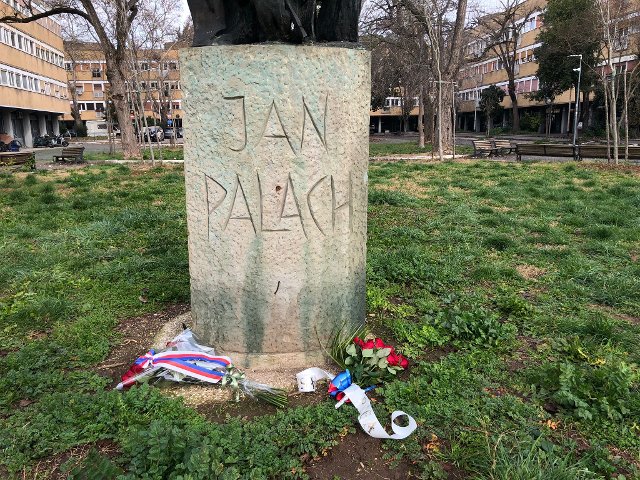 Připomínka upálení Jana Palacha u jeho památníku v Římě