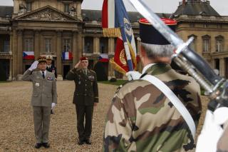 Le général d'armée Pierre de Villiers, chef d'état-major des armées de la République française et le chef d'état-major de l'Armée de la République tchèque, général d'armée Petr Pavel.