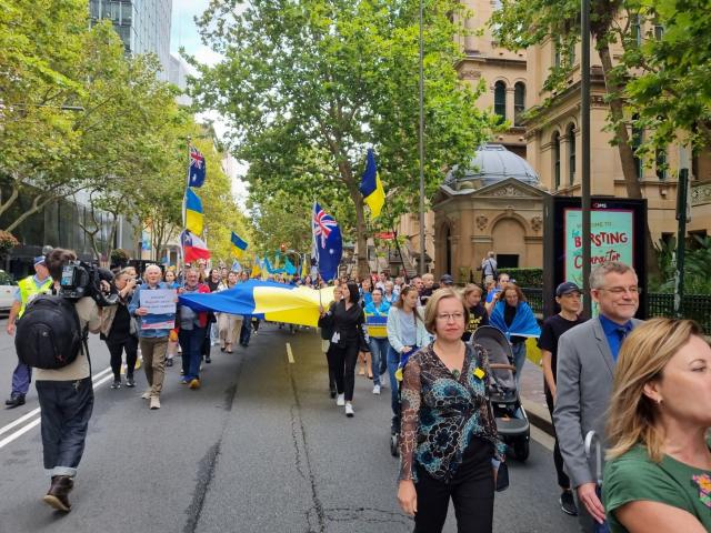 Generální konzulka ČR v Sydney Zuzana Slováková s generálním konzulem Německa Axelem Zeidlerem v průvodu.z Martin Place do katedrále St Mary’s Cathedral.