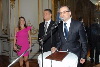 Rada Milan Frola zve hosty k poslechu státních hymen.