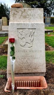 Hrob na hřbitově Witton Jewish Cemetery v Birminghamu navštíven 24. září 2020