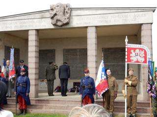  La commémoration devant le monument des légionnaires à La Targette.  