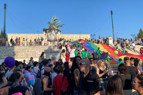 Členy LGBTQ+ komunity přišli na centrální athénské náměstí podpořit tisíce Athéňanů a zahraničních turistů.