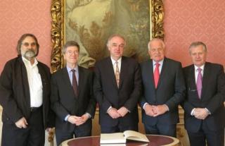 (L-R) Nebojsa Nakicenovic (IIASA Deputy Director General/Deputy CEO), Jeffrey Sachs (Director, The Earth Institute), Prof. Dr. Pavel Kabat (IIASA Director General and CEO), Václav Klaus (former President of the Czech Republic), Jan Koukal (former ambassador of the Czech Republic in Austria) © IIASA 