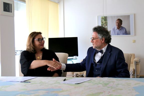 Velvyslanec ČR Ivo Šilhavý a vedoucí mise Mezinárodní organizace pro migraci v Řecku Sanja Celebic Lukovac  po podpisu dohody o projektu MERIMNA IV 