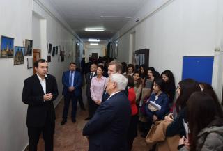 Aydın Sadıxov představuje výstavu na Univerzitě jazyků
