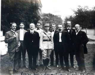 Aleš Hrdlička (první zleva) se zástupci českých a slovenských krajanů během setkání s M. R. Štefánikem 18. 7. 1917