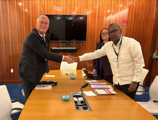 Embajador Kubánek con Frederick Mitchel, ministro de relaciones exteriores de Bahamas