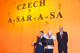 Pan velvyslanec Doleček s šéfkuchařem Vaněčkem a generálním manažerem Sule Shangri-la