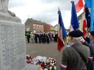 Ceremonie u Památníku padlým vojákům na náměstí v Neuville-Saint-Vaast.