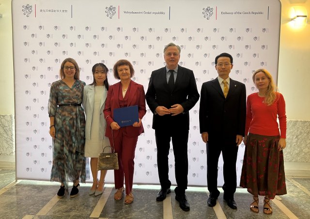 Ambassador Martin Tomčo together with Czech language teachers