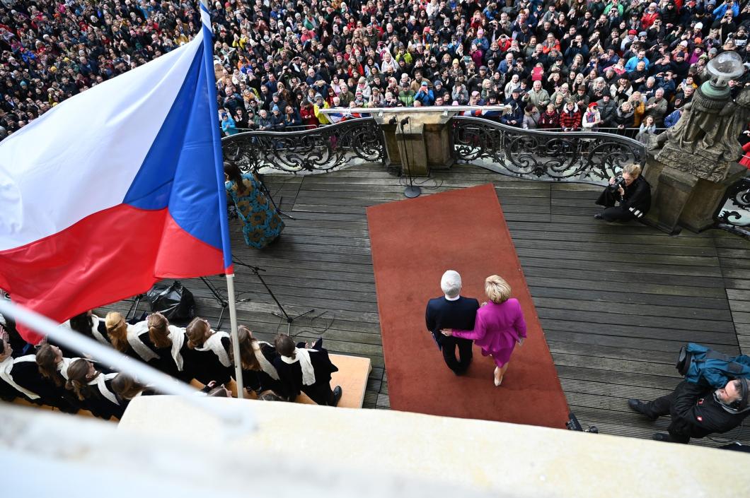 Prezident Petr Pavel s manželkou Evou na III. nádvoří Pražského hradu.