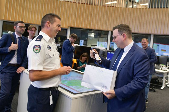 Ministr Lipavsky při své návštěvě Státního operačního střediska v Novém Jižním Walesu. 