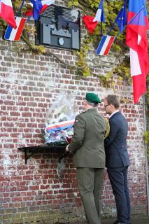 Les représentants de l'Ambassade déposent la gerbe.