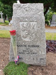 Hrob na hřbitově St. Duthus Cemetery v Tainu navštíven 13. srpna 2020