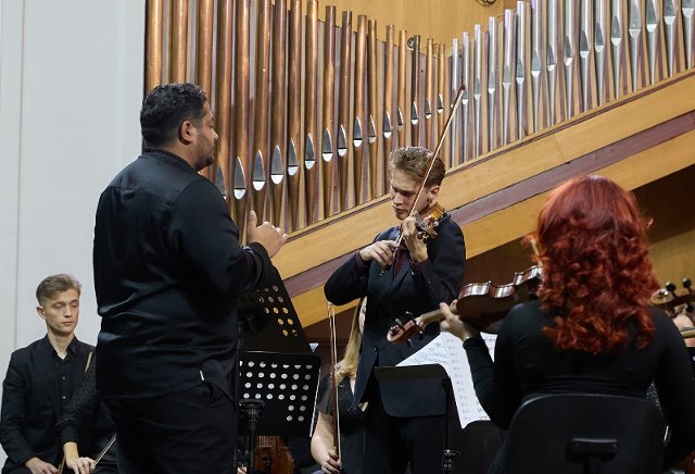 Koncert 28.10.25, houslista Jan Novák a orchestr