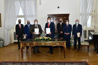 Ministr Petříček a prezident Hospodářské komory Dlouhý podepsali memorandum o spolupráci