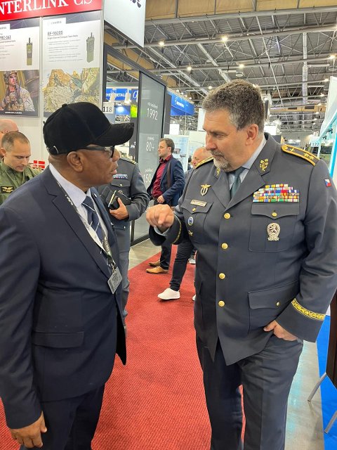 Gen. Adekanye s velitelem vzdušných sil ČR gen. Čepelkou