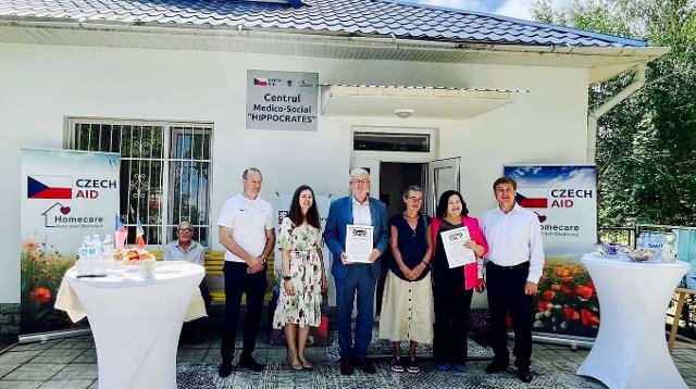 Momente din ceremonia de încheiere a proiectului umanitar susținut de Cehia, cu participarea Tamarei Adășan și Ambasadorului Plíšek