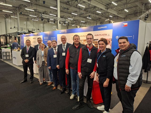 Visit by the Ambassador to the EMPACK fair, photo with mission participants