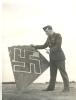 Pilot čsl. armády ve Velké Británii s úlomkem sestřeleného německé stíhačky Junkers 88