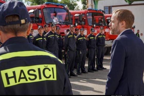 Ο Υπουργός Εξωτερικών Jakub Kulhanek με τους πυροσβέστες 