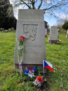 Hrob na hřbitově St. Ethelbert Churchyard v East Wretham navštíven 21. dubna 2021