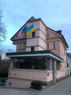 Budova Velvyslanectví ČR v Lublani s vyvěšenou vlajkou Ukrajiny na znamení solidarity